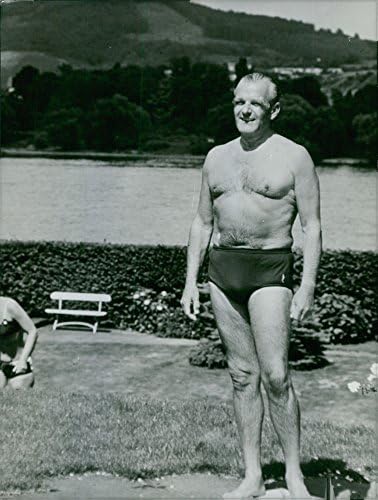 Реколта снимка Сигизмунд Фрайхерра фон Браун, застанал в плувки. 1968