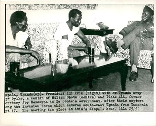 Реколта фотография на президента на Иди Амин, капитан. Ойиле и Пичо Али.